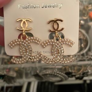 Fashion post back earrings gold, pearl, rhinestones. Light weight feel! Stunner